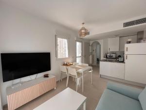 salon z dużym telewizorem z płaskim ekranem w obiekcie Casa Antonia con jacuzzi privado y solarium w mieście Vera
