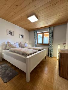 una camera con letto e soffitto in legno di Appartement Payr a Going