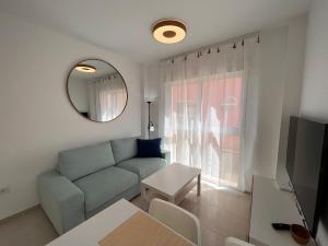 salon z kanapą i stołem w obiekcie Casa Antonia con jacuzzi privado y solarium w mieście Vera