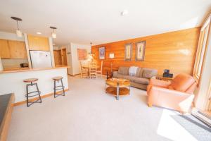 sala de estar con sofá y cocina en Lakeside 1495 en Keystone