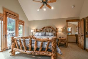 1 dormitorio con cama de madera y ventilador de techo en Settlers Creek 6517 en Keystone