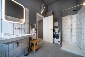 Un baño con lavabo y lavadora. en Loft viale Trieste, en Udine 7 fotos más