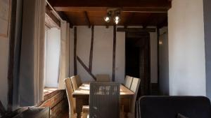 uma sala de jantar com uma mesa de madeira e cadeiras em De Vitsemolenhoeve em Westouter