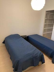 two beds sitting next to each other in a bedroom at Modern 1 bedroom apartment with a patio in Turku