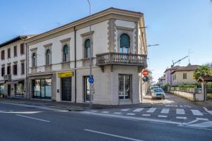 ウーディネにあるLoft viale Triesteの通り側のバルコニー付きの建物