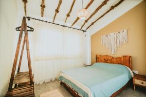 Sunside Inn Hotel في كيرينيا: غرفة نوم بسرير وسلم خشبي
