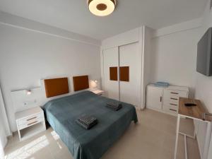 biała sypialnia z łóżkiem i telewizorem w obiekcie Casa Antonia con jacuzzi privado y solarium w mieście Vera +21 zdjęć