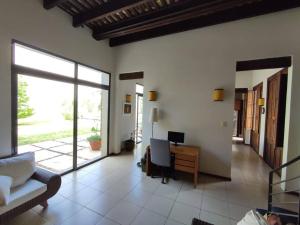 a living room with a desk and a computer in it at Espectacular Casa !Inmejorable ubicación in Salto