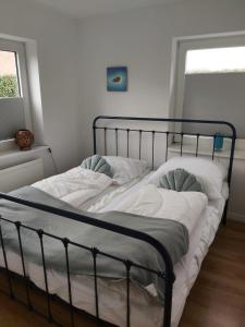 - un lit vide dans une chambre avec fenêtre dans l'établissement Lütje Gaadt 17 c, à Westerland