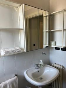 リニャーノ・サッビアドーロにあるAppartamenti al Cignoのバスルーム(洗面台、鏡付)