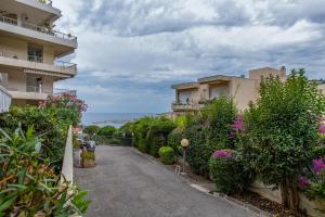 een straat voor sommige gebouwen met bloemen bij Studio Menton Garavan avec piscine à proximité Italie et Monaco in Menton