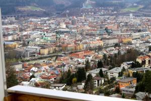 Linna Innsbruck üldine vaade või majutusasutusest Gasthof Ölberg pildistatud vaade