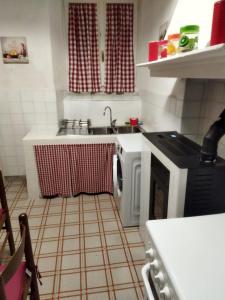 La cuisine est équipée d'un évier et d'un four micro-ondes. dans l'établissement Zara House, à CastellʼAzzara