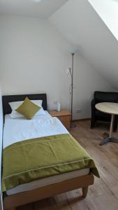 Un dormitorio con una cama con una manta verde. en Gasthof zum Lehnerwirt, en Breitenbrunn