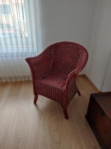 uma cadeira vermelha num quarto com uma janela em Südeifel Badem em Badem