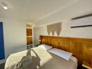 una camera da letto con un letto con una borsa sopra di MIO Tulum Hotel Boutique a Tulum