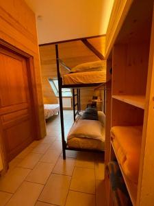 a room with two bunk beds in a cabin at Auberge des Sauterelles in Sermersheim