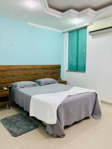 1 dormitorio con 2 camas y ventana en Pousada 218 Manaus en Manaos