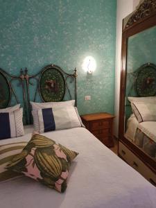 1 dormitorio con 2 camas y un espejo grande en La Castellana, en Civita