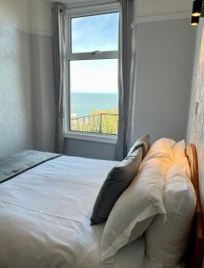 En eller flere senge i et værelse på Capstone View