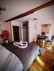 Ein Bett oder Betten in einem Zimmer der Unterkunft Gästehaus Pension Romantika