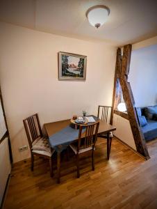 Ein Sitzbereich in der Unterkunft Gästehaus Pension Romantika