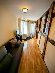 ein Wohnzimmer mit Couch und Fernseher in der Unterkunft Gästehaus Pension Romantika in Cochem