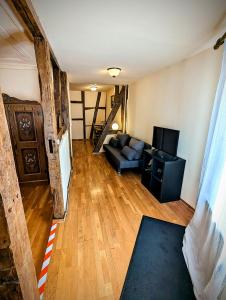 ein Wohnzimmer mit Couch und Fernseher in der Unterkunft Gästehaus Pension Romantika in Cochem