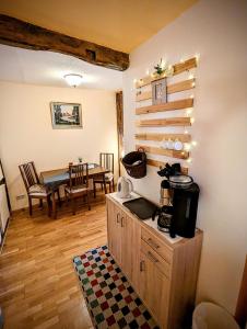 eine Küche und ein Esszimmer mit einem Tisch in der Unterkunft Gästehaus Pension Romantika in Cochem