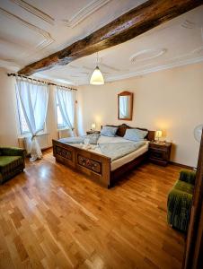 ein großes Schlafzimmer mit einem Bett und zwei Fenstern in der Unterkunft Gästehaus Pension Romantika in Cochem