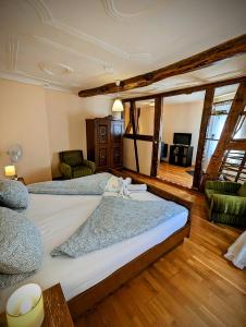 ein Schlafzimmer mit zwei Betten und ein Wohnzimmer in der Unterkunft Gästehaus Pension Romantika in Cochem