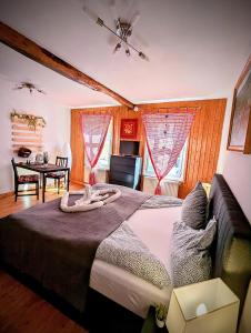 Ein Bett oder Betten in einem Zimmer der Unterkunft Gästehaus Pension Romantika