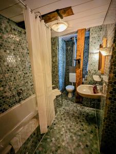 ein Badezimmer mit einer Badewanne, einem WC und einem Waschbecken in der Unterkunft Gästehaus Pension Romantika in Cochem