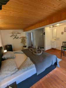 ein großes Bett in einem Zimmer mit Holzdecke in der Unterkunft Gästehaus Pension Romantika in Cochem