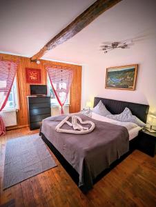 Ein Bett oder Betten in einem Zimmer der Unterkunft Gästehaus Pension Romantika