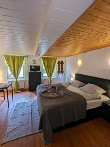 Ein Bett oder Betten in einem Zimmer der Unterkunft Gästehaus Pension Romantika