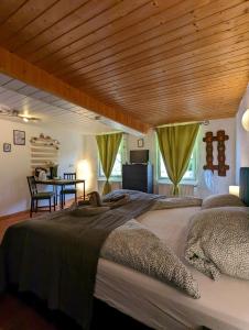 Ein Bett oder Betten in einem Zimmer der Unterkunft Gästehaus Pension Romantika