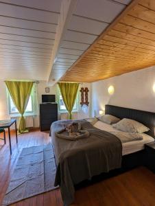 ein Schlafzimmer mit einem großen Bett in einem Zimmer in der Unterkunft Gästehaus Pension Romantika in Cochem