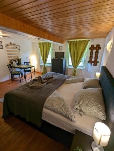 Ein Bett oder Betten in einem Zimmer der Unterkunft Gästehaus Pension Romantika