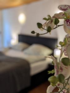 Ein Bett oder Betten in einem Zimmer der Unterkunft Gästehaus Pension Romantika