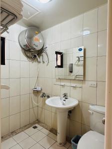 時光旅舍 في جينتشينغ: حمام مع مرحاض ومغسلة