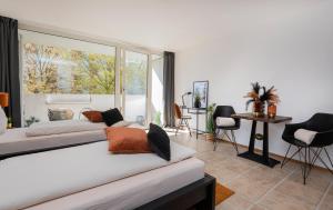 Un dormitorio con dos camas y una gran ventana. en Kurzzeitglück 24h Self Check-In MG01, en Mönchengladbach