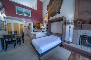 1 dormitorio con 1 cama y comedor en Edgewater 1448 en Keystone