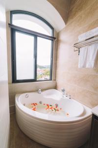 Koupelna v ubytování GREENECO DA LAT HOTEL - Khách sạn Green Eco Đà Lạt