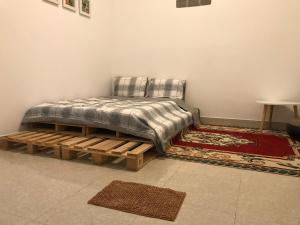 een bed op een houten platform in een kamer bij Căn Hộ Nghĩ Dưỡng Tuấn Hải - Nhà Chị Hai in Bao Loc