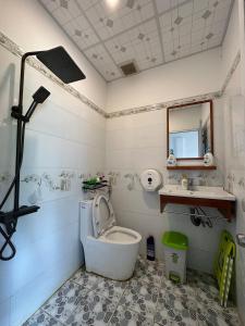 een badkamer met een toilet en een wastafel bij Căn Hộ Nghĩ Dưỡng Tuấn Hải - Nhà Chị Hai in Bao Loc