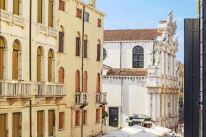 um edifício com uma torre de relógio e uma igreja em The Gritti Palace, a Luxury Collection Hotel, Venice em Veneza