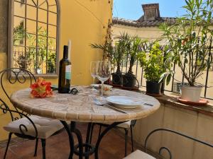 a table with a bottle of wine and two glasses at Terrazza Giuliana in Pescia