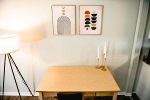 uma mesa de madeira num quarto com duas fotografias na parede em Urban Cottage: Homey & Convenient em Huntington