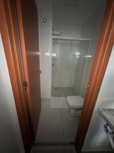 La petite salle de bains est pourvue d'une douche et de toilettes. dans l'établissement Estúdio Canção Nova Condomínio da Fé, à Cachoeira Paulista